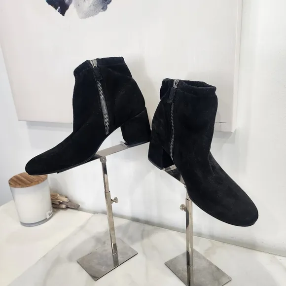 [ EILEEN FISHER] WOMEN'S size 8.5 HOLLIS,BLOCK HEEL BLACK SUEDE  ZIP UP BOOTIE.