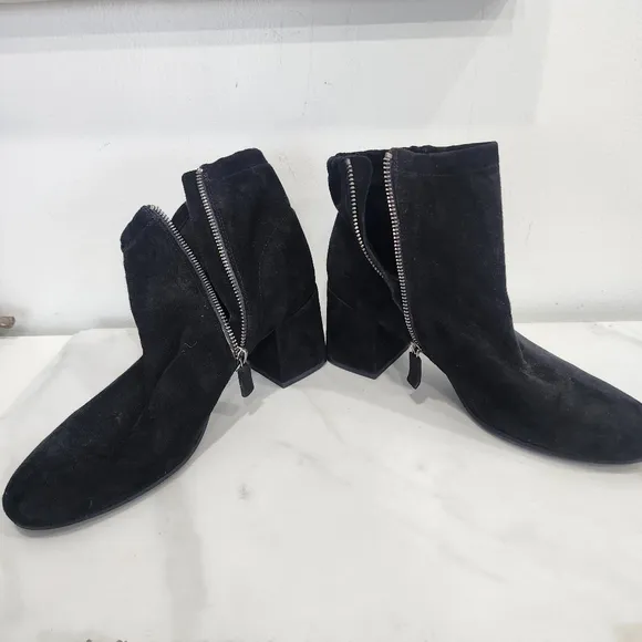 [ EILEEN FISHER] WOMEN'S size 8.5 HOLLIS,BLOCK HEEL BLACK SUEDE  ZIP UP BOOTIE.