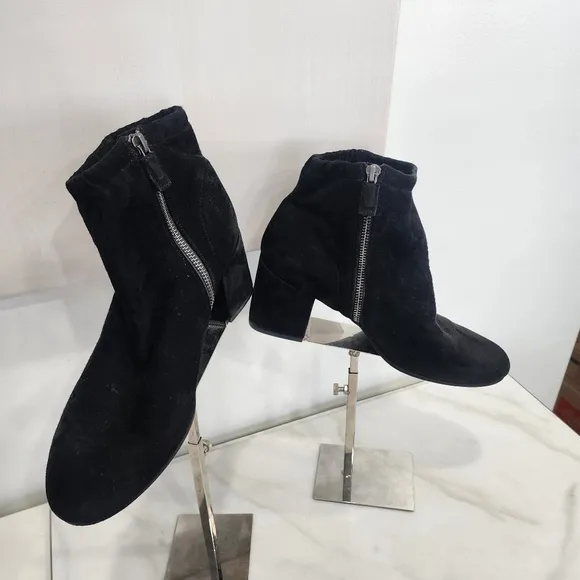 [ EILEEN FISHER] WOMEN'S size 8.5 HOLLIS,BLOCK HEEL BLACK SUEDE  ZIP UP BOOTIE.