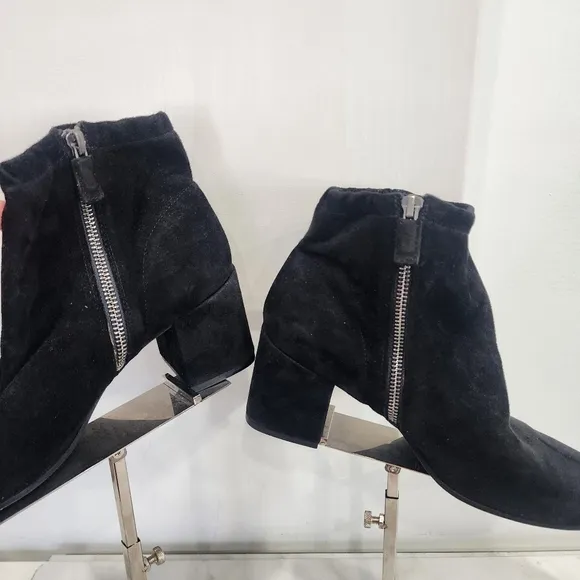 [ EILEEN FISHER] WOMEN'S size 8.5 HOLLIS,BLOCK HEEL BLACK SUEDE  ZIP UP BOOTIE.