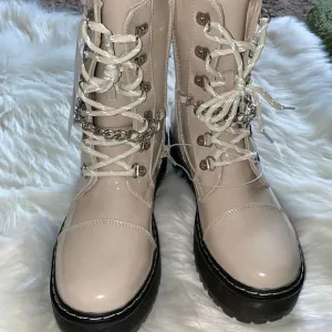 🆕 UNIONBAY Kailee platform combat boots with chain. Cream color