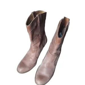 11 Born tan leather boots