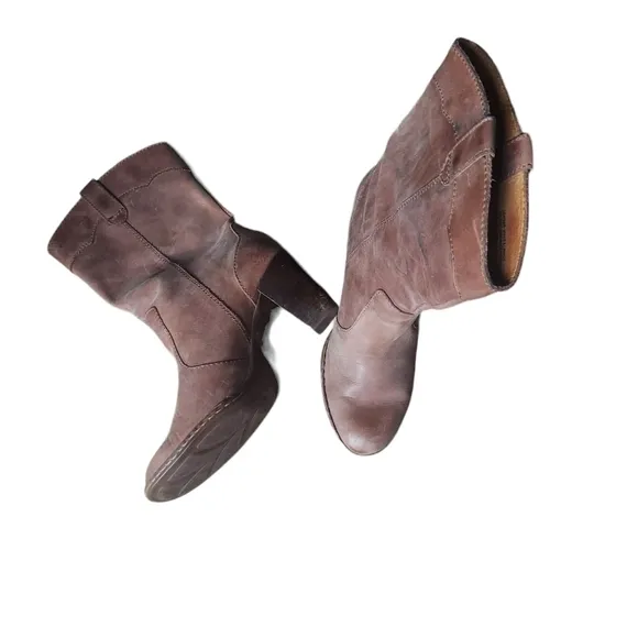 11 Born tan leather boots