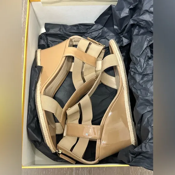 2015 Fendi Patent Leather T-Strap Wedge resort Sandals  Size: 8.5 | IT 38.5 Nude