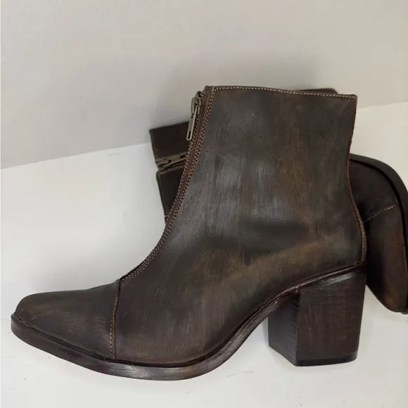 Alcala’s  distressed brown leather boots size 8 1/2.