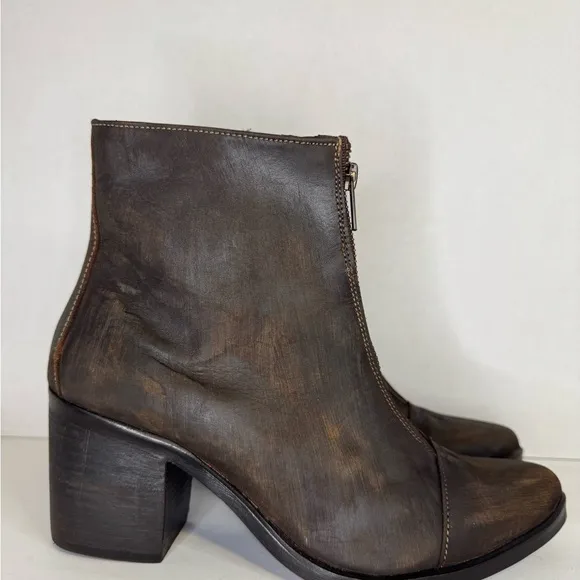 Alcala’s  distressed brown leather boots size 8 1/2.