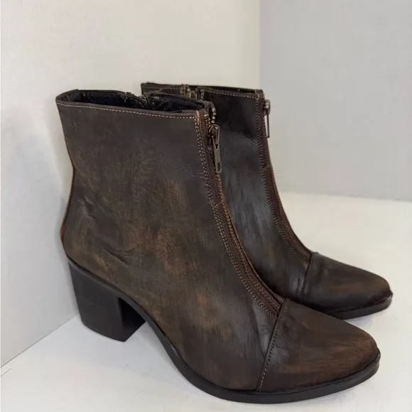 Alcala’s  distressed brown leather boots size 8 1/2.