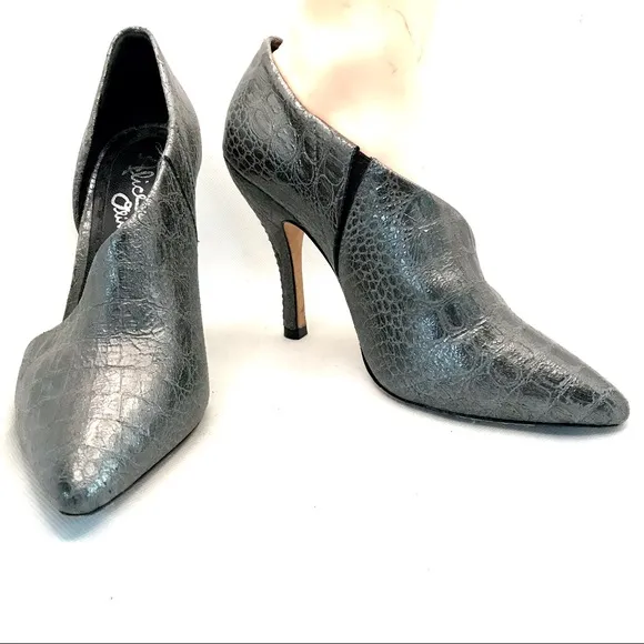 ALICE   OLIVIA &quot;TAMARA&quot; SILVER SNAKESKIN-EMBOSSED LEATHER HALF VAMP HEELS (37)