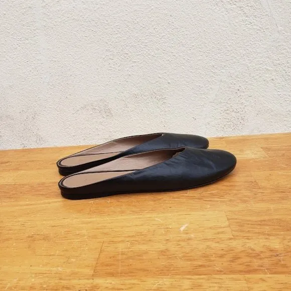 Alumnae Simple Almond Curved Mule Shoes