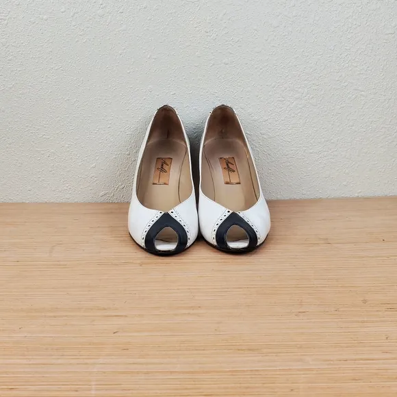Amalfi Vintage White Heels with Navy Blue Peep Toes Size 9 AAA