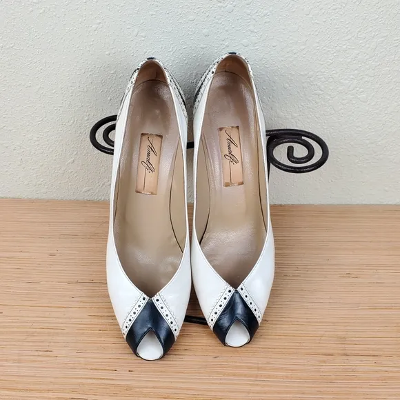 Amalfi Vintage White Heels with Navy Blue Peep Toes Size 9 AAA