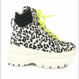 AQUA Women's Haly Platform Hiker Boots Sz 7 Bloomingdale's exclusive