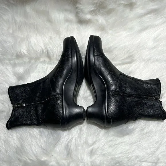 Aravon by New Balance ‘Maeve’ Ankle Boots Size 6.5B.  B78