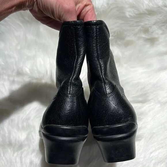 Aravon by New Balance ‘Maeve’ Ankle Boots Size 6.5B.  B78