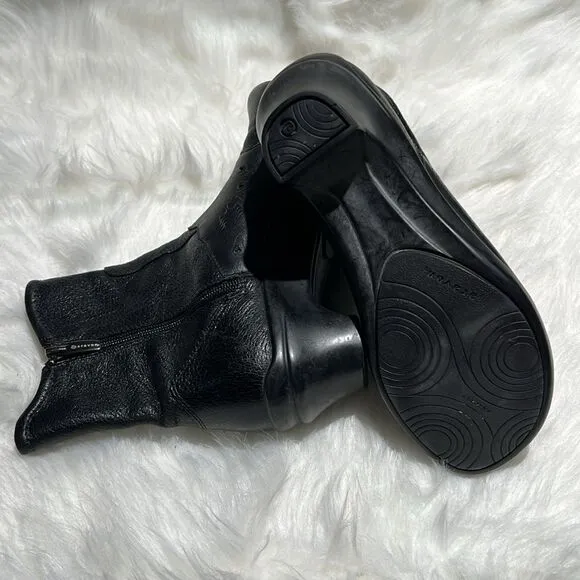 Aravon by New Balance ‘Maeve’ Ankle Boots Size 6.5B.  B78