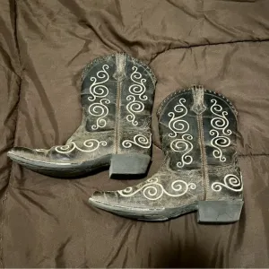 ARIAT youth Shelleen ditressed embroidered western boots