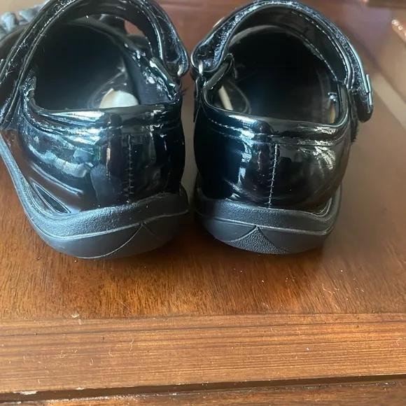 Baby girls size 6 Born black Velcro strap dress shoes with ruffles