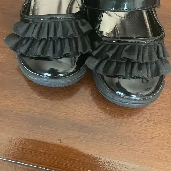 Baby girls size 6 Born black Velcro strap dress shoes with ruffles