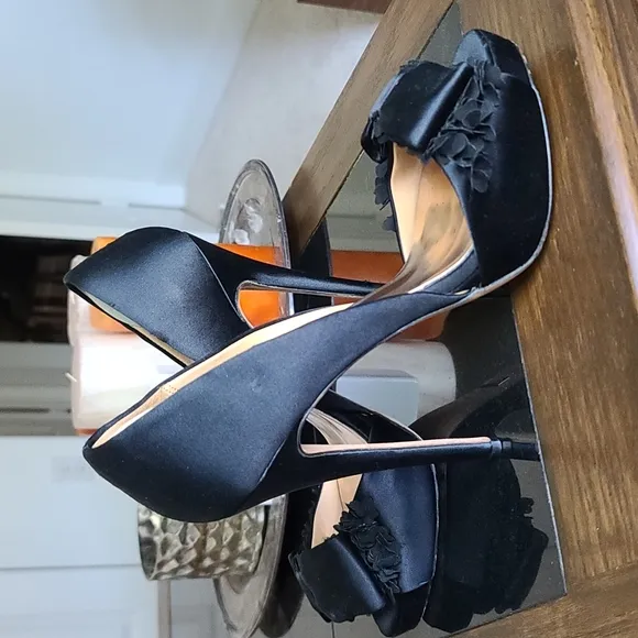 Badgley Mischka Black Satin Peep Toe stiletto high heel  w/ floral bow sz 9