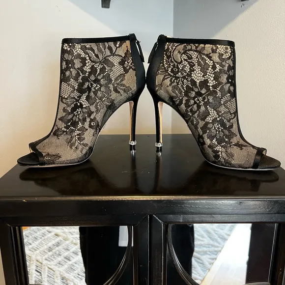 Badgley Mischka - Glowing Lace Evening Boot in Black