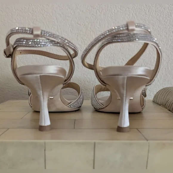Badgley Mischka NWT Elegant Event Shoes In Champagne With Clear Crystals