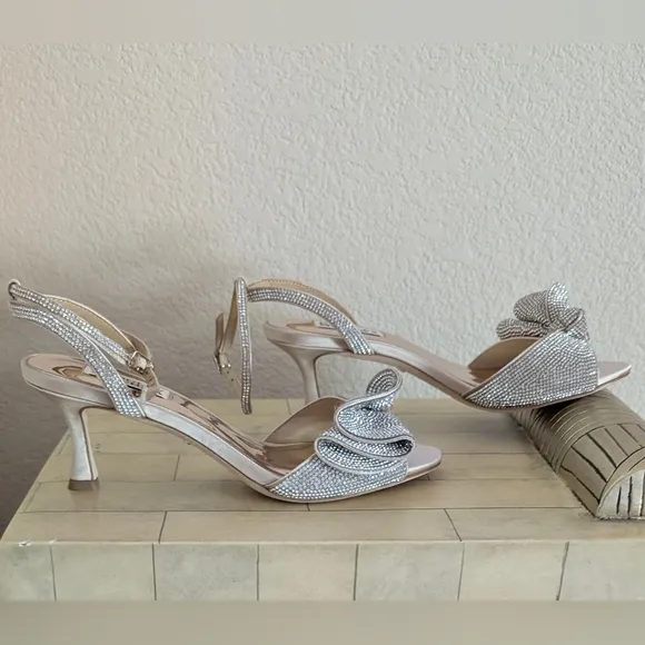 Badgley Mischka NWT Elegant Event Shoes In Champagne With Clear Crystals