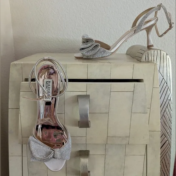 Badgley Mischka NWT Elegant Event Shoes In Champagne With Clear Crystals