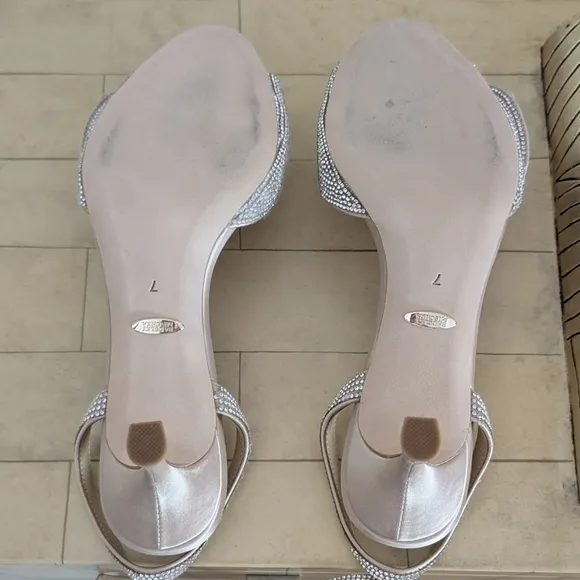Badgley Mischka NWT Elegant Event Shoes In Champagne With Clear Crystals