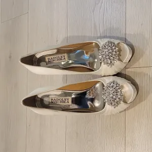 Badgley Mischka Women's Peep Toe Shoes