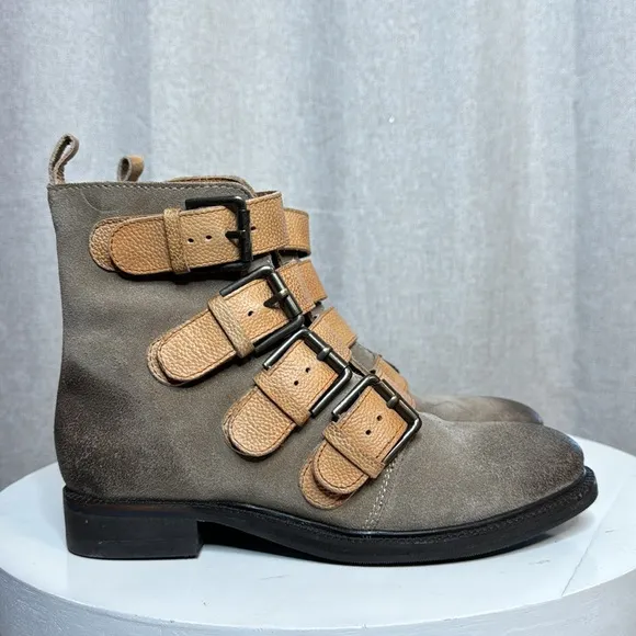 BAND OF THE FREE WOMENS HAWTHORNE TAUPE SUEDE BUCKLE ANKLE BOOTS