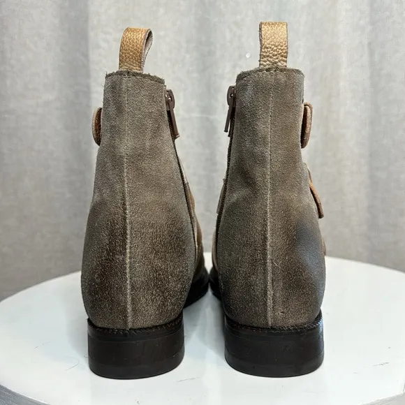 BAND OF THE FREE WOMENS HAWTHORNE TAUPE SUEDE BUCKLE ANKLE BOOTS