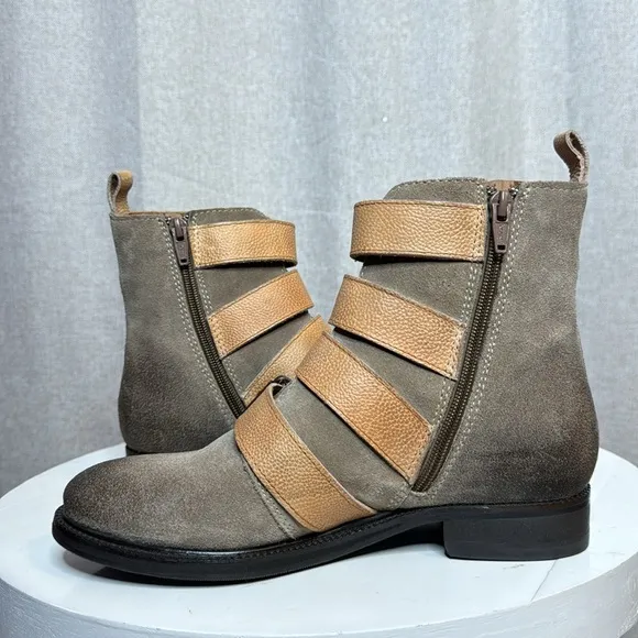 BAND OF THE FREE WOMENS HAWTHORNE TAUPE SUEDE BUCKLE ANKLE BOOTS