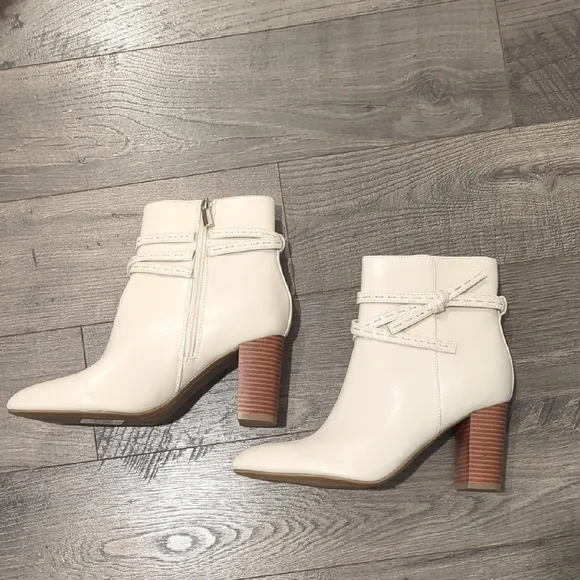 Bandolino White Ankle Boots with Modern Straps