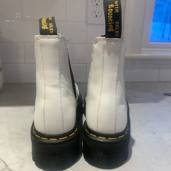 BARELY USED WHITE DR MARTENS 2976 SMOOTH LEATHER PLATFORM CHELSEA BOOTS SIZE 8 W
