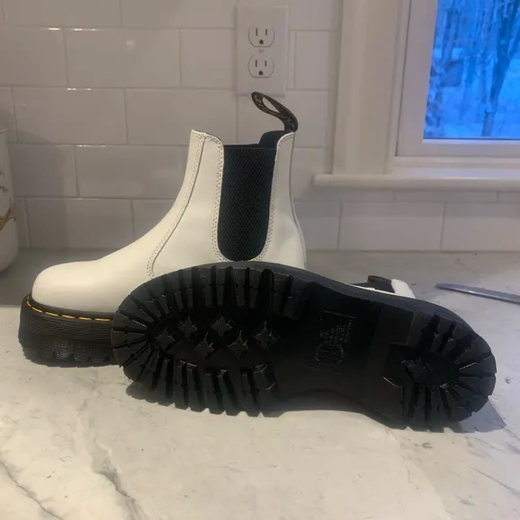 BARELY USED WHITE DR MARTENS 2976 SMOOTH LEATHER PLATFORM CHELSEA BOOTS SIZE 8 W