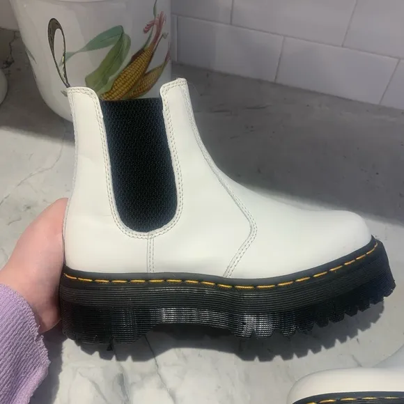 BARELY USED WHITE DR MARTENS 2976 SMOOTH LEATHER PLATFORM CHELSEA BOOTS SIZE 8 W