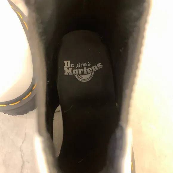 BARELY USED WHITE DR MARTENS 2976 SMOOTH LEATHER PLATFORM CHELSEA BOOTS SIZE 8 W