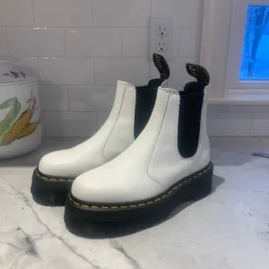 BARELY USED WHITE DR MARTENS 2976 SMOOTH LEATHER PLATFORM CHELSEA BOOTS SIZE 8 W