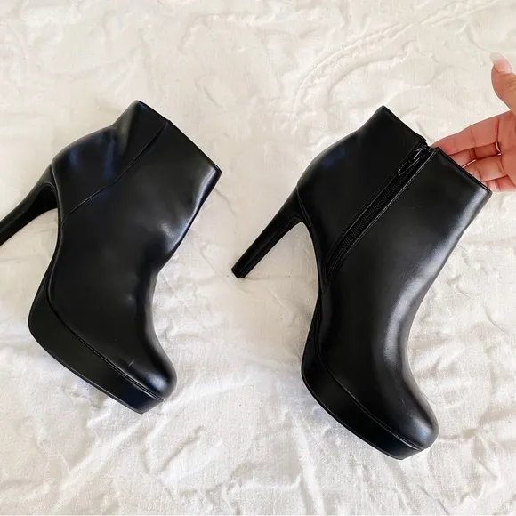 BCBGeneration Women's Jeanne Fashion Boot Size 9 New