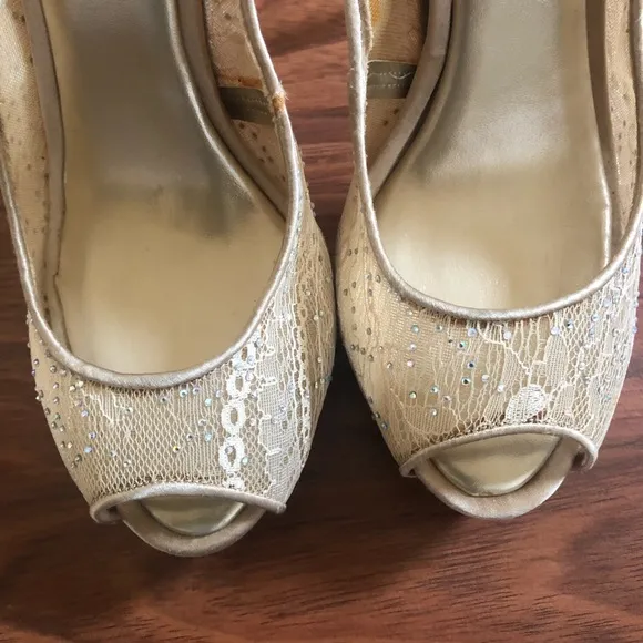 BCBGMaxAzria Fennel Peep Toe Lace Slingback Heel  Shoes Size 9