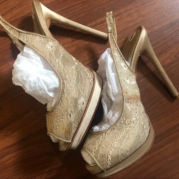 BCBGMaxAzria Fennel Peep Toe Lace Slingback Heel  Shoes Size 9