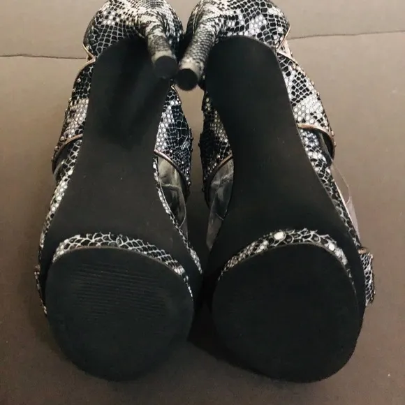 BCBGMaxAzria Freeda snakeskin stiletto, Sz. 6.5