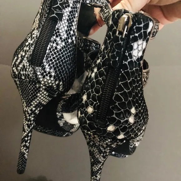 BCBGMaxAzria Freeda snakeskin stiletto, Sz. 6.5