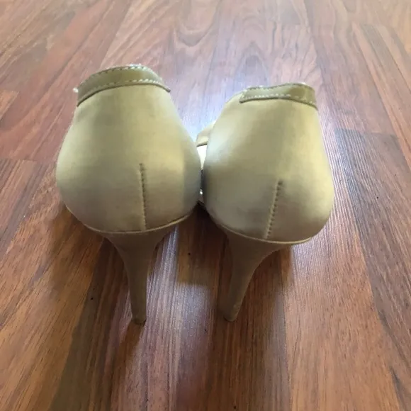 BCBGMaxAzria Peep Toe Pump Leather Sole Heels Shoes Size 9.5