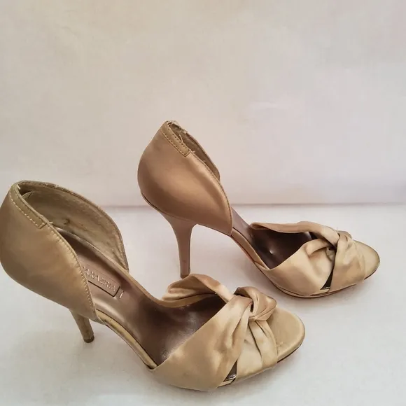 BCBGMaxAzria Peep Toe Pump Leather Sole Heels Shoes Size 9.5
