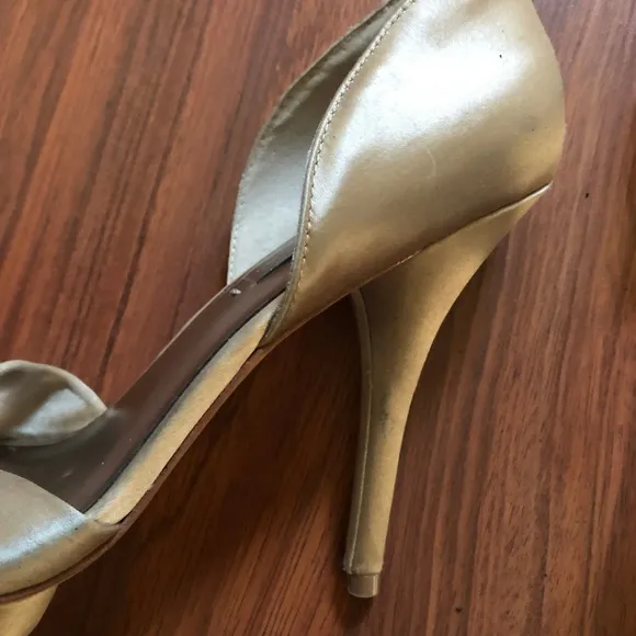 BCBGMaxAzria Peep Toe Pump Leather Sole Heels Shoes Size 9.5