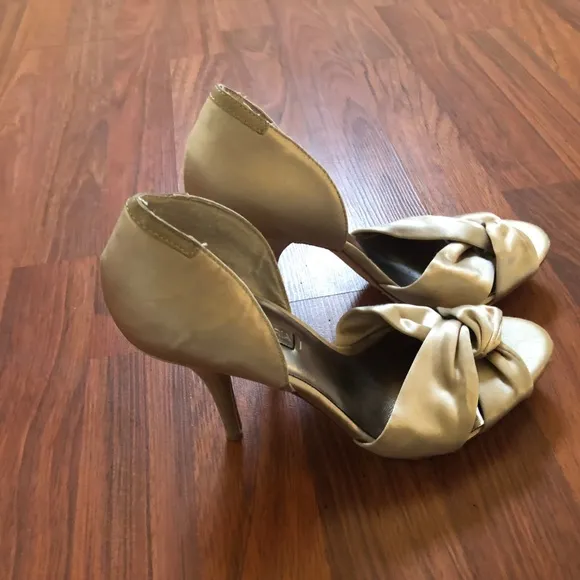 BCBGMaxAzria Peep Toe Pump Leather Sole Heels Shoes Size 9.5