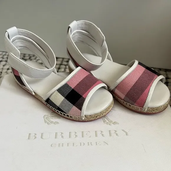 Beautiful pink/what Burberry espadrille little girls sandals😍