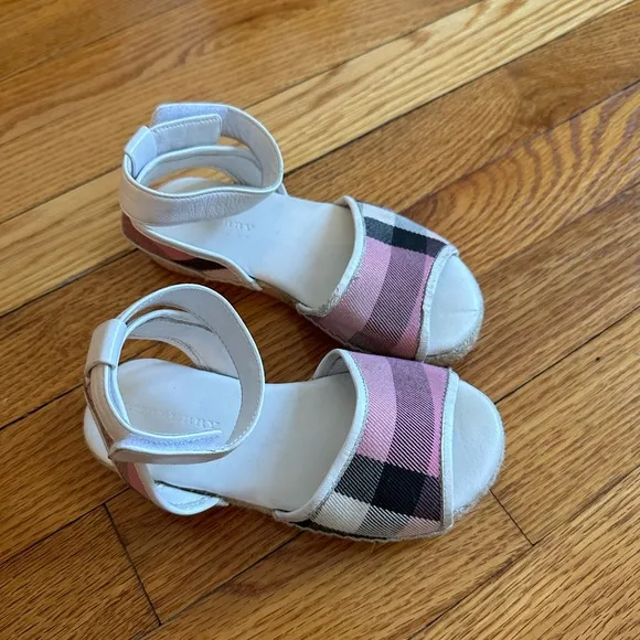 Beautiful pink/what Burberry espadrille little girls sandals😍