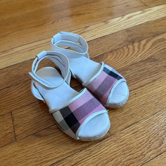 Beautiful pink/what Burberry espadrille little girls sandals😍